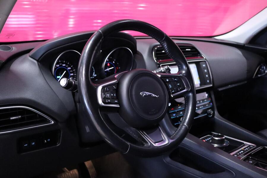 Jaguar F-PACE vaihtoauto