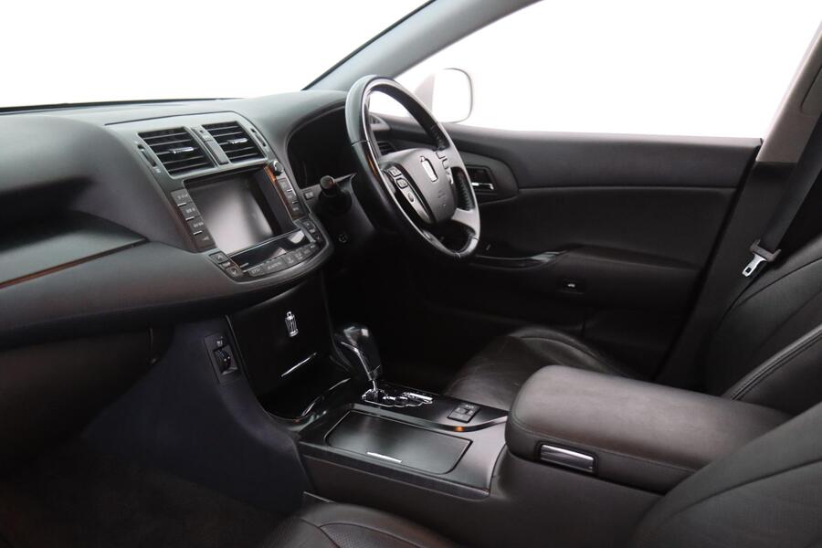 Toyota Crown vaihtoauto