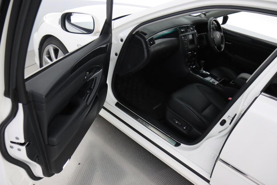 Toyota Crown vaihtoauto