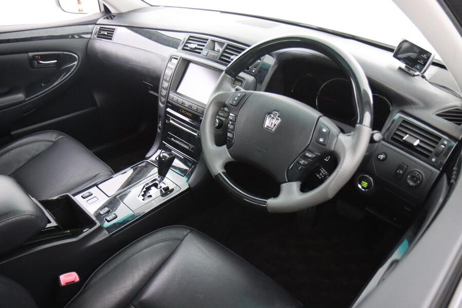 Toyota Crown vaihtoauto