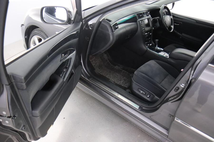 Toyota Crown vaihtoauto