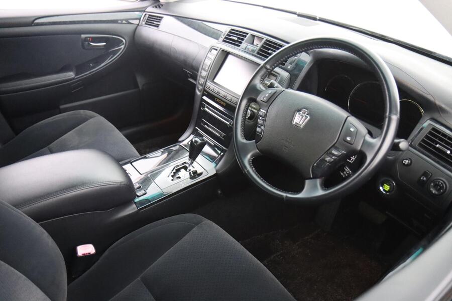 Toyota Crown vaihtoauto