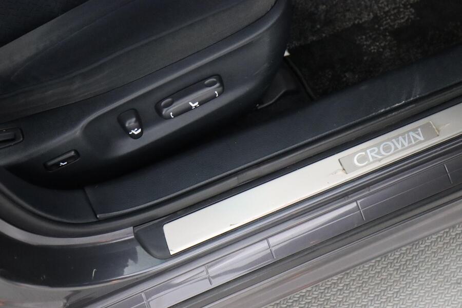 Toyota Crown vaihtoauto