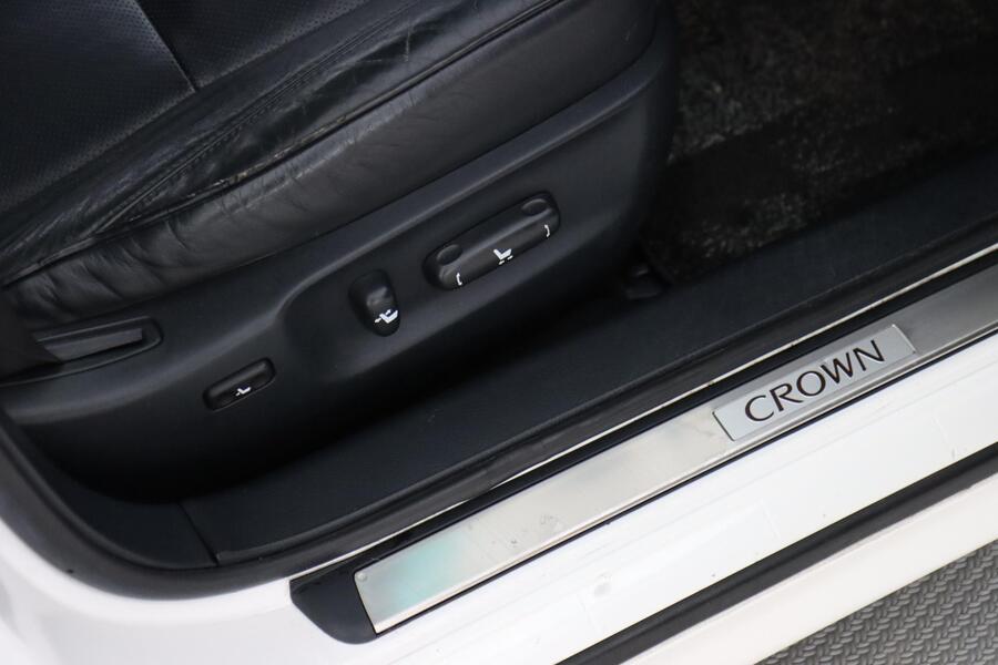 Toyota Crown vaihtoauto