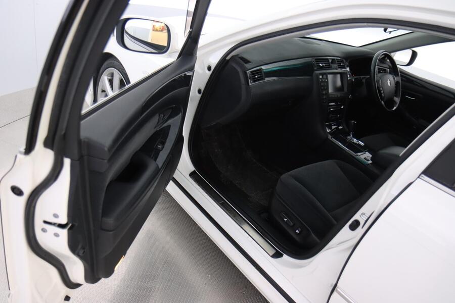 Toyota Crown vaihtoauto