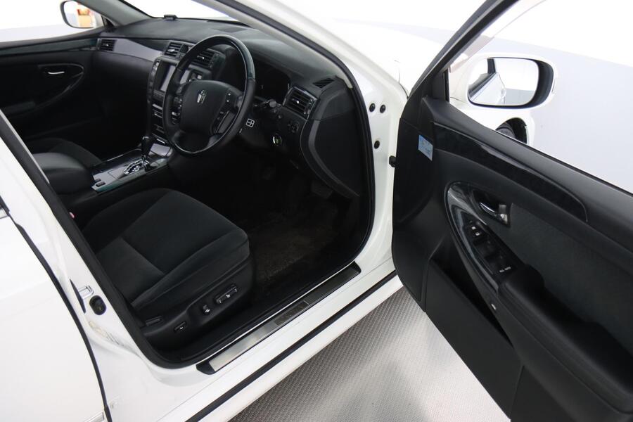 Toyota Crown vaihtoauto