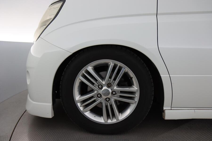 Nissan Elgrand vaihtoauto