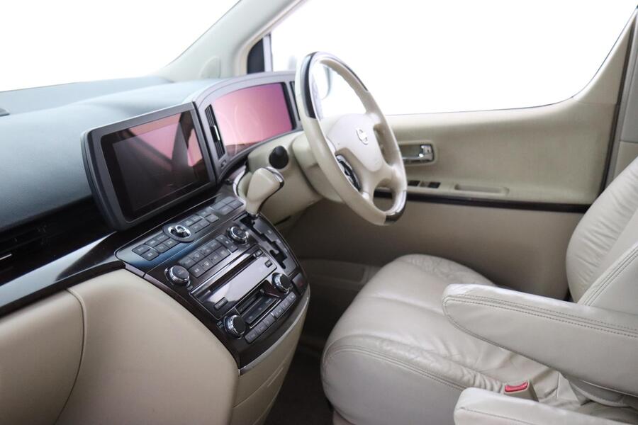 Nissan Elgrand vaihtoauto