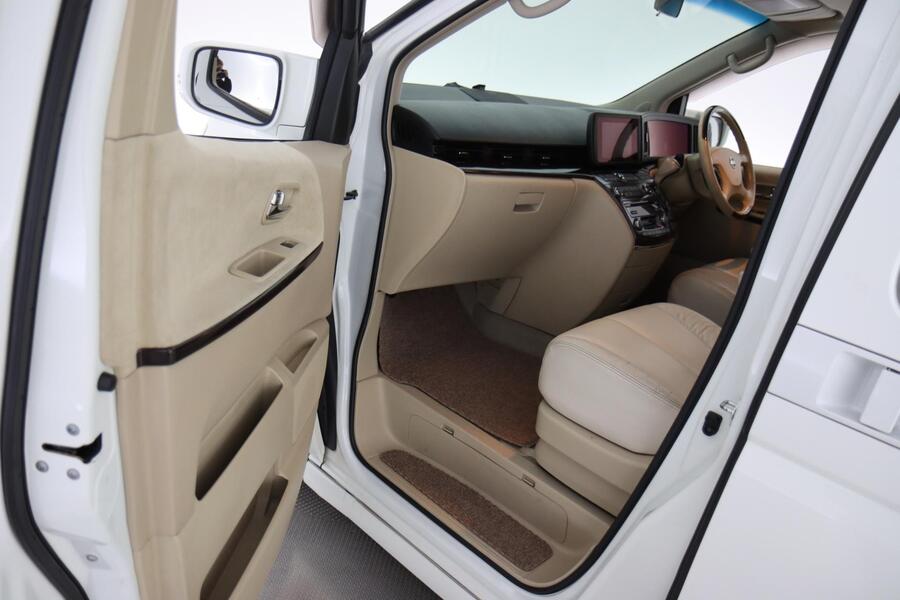 Nissan Elgrand vaihtoauto