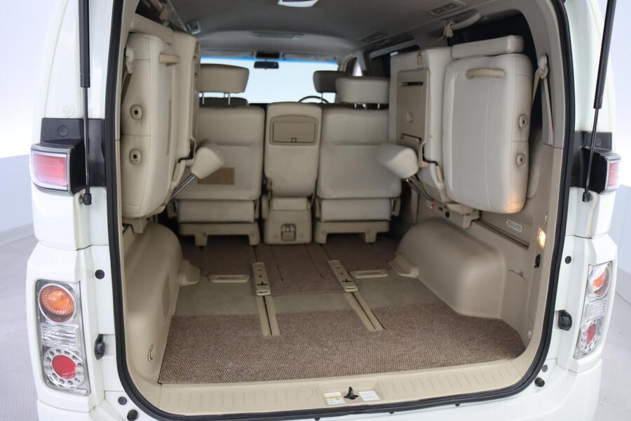 Nissan Elgrand vaihtoauto