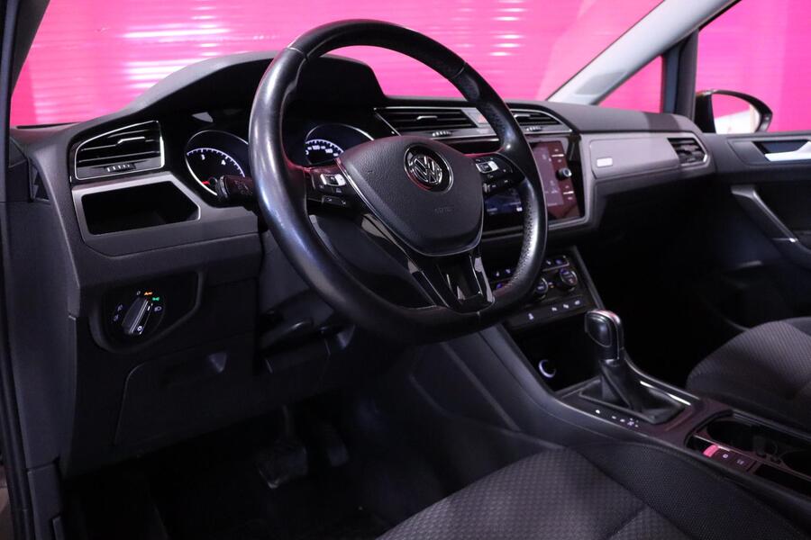 Volkswagen Touran vaihtoauto