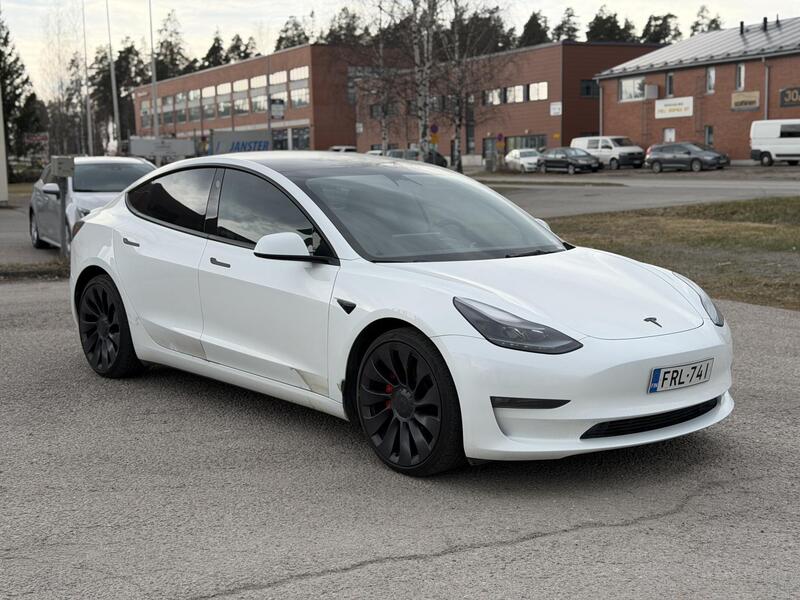 Tesla Model 3 vaihtoauto