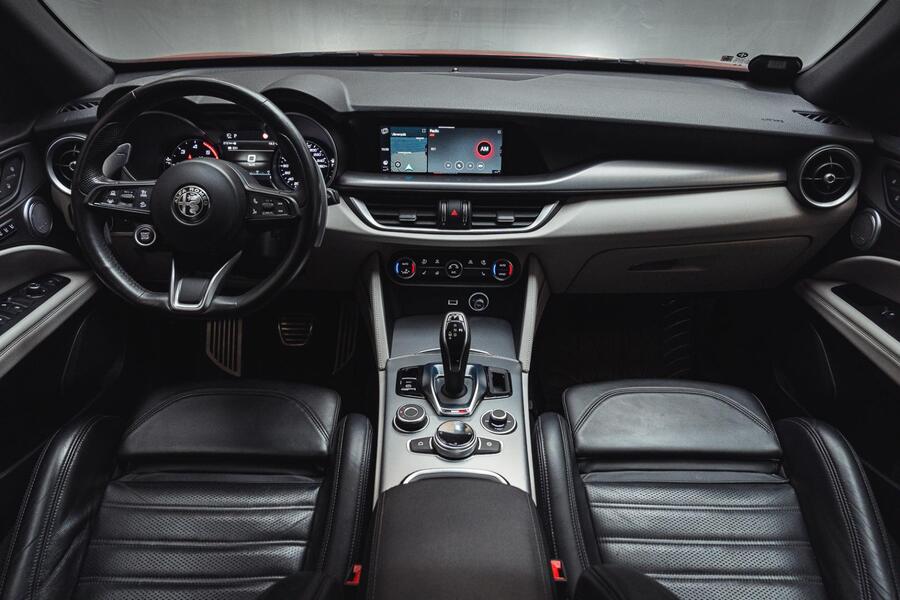 Alfa Romeo Stelvio vaihtoauto