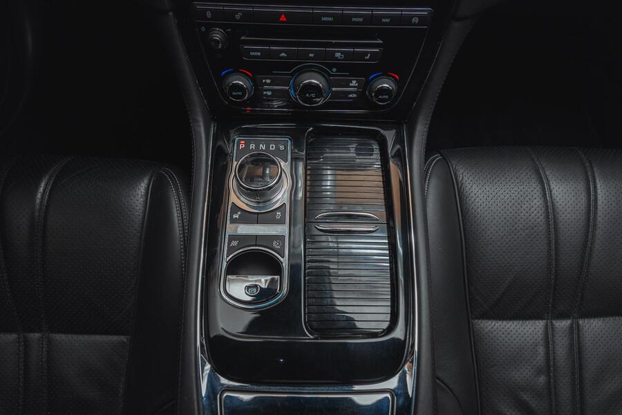 Jaguar XJ vaihtoauto