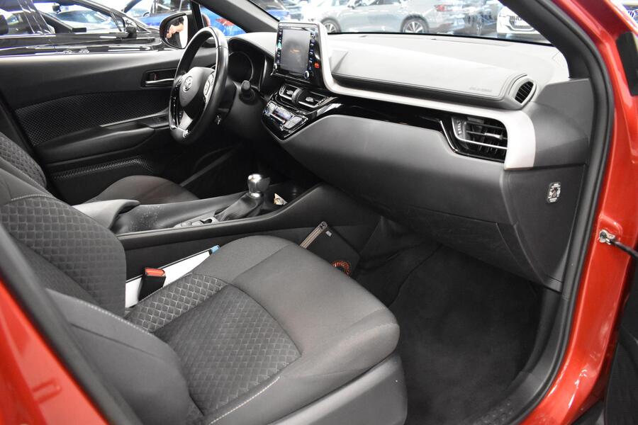 Toyota C-HR vaihtoauto