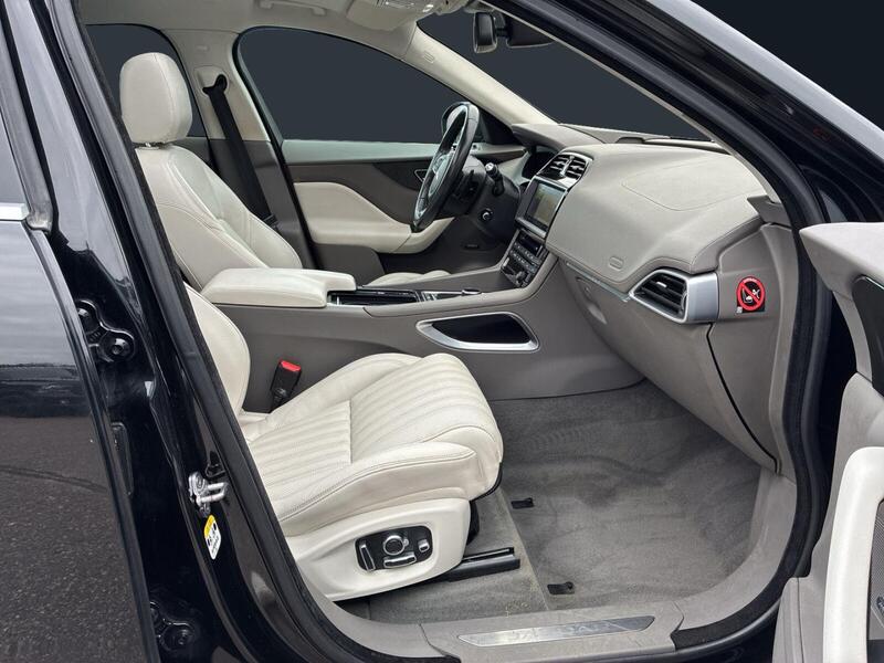 Jaguar F-PACE vaihtoauto