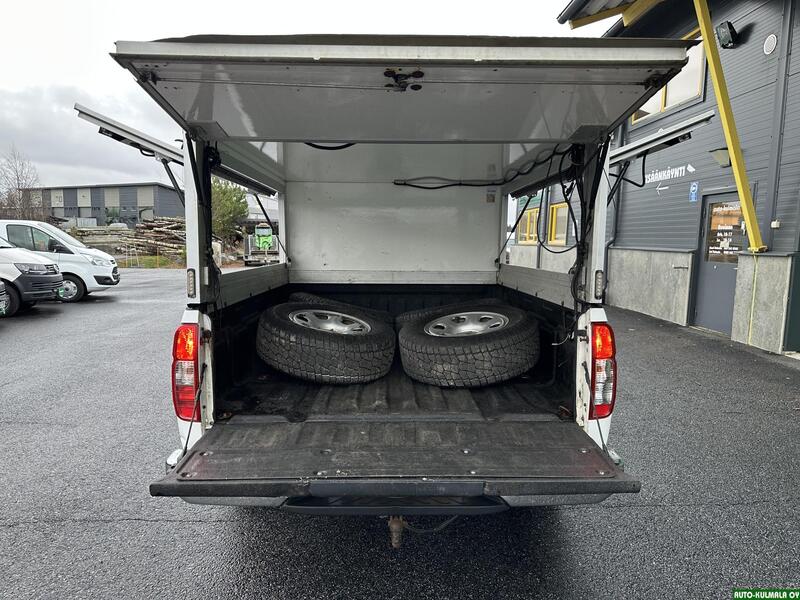 Nissan Navara vaihtoauto