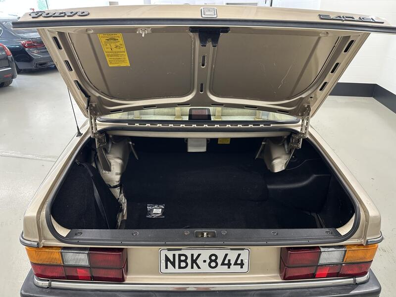 Volvo 240 vaihtoauto