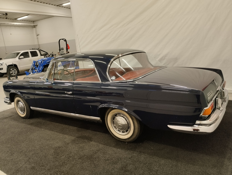 Mercedes-Benz 220 vaihtoauto