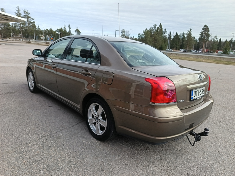 Toyota Avensis vaihtoauto
