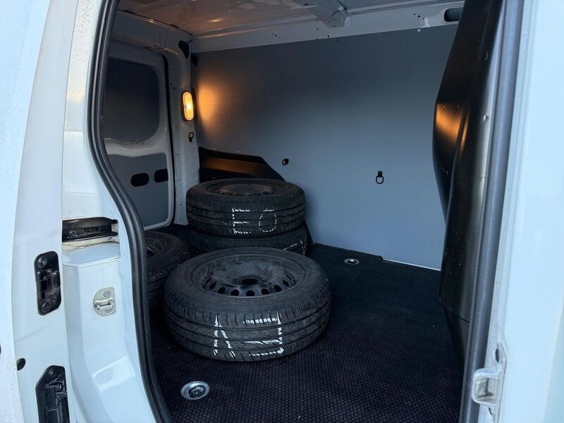 Nissan NV250 vaihtoauto