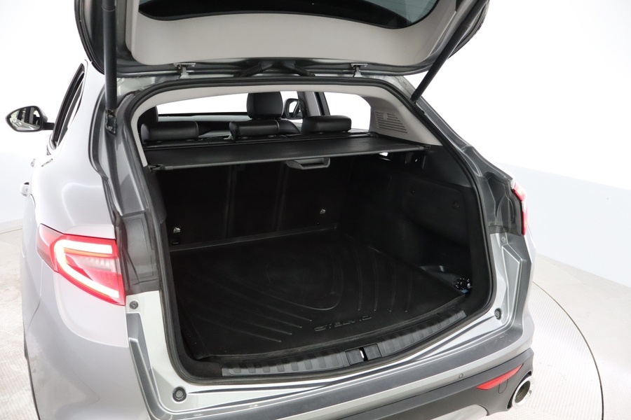 Alfa Romeo Stelvio vaihtoauto