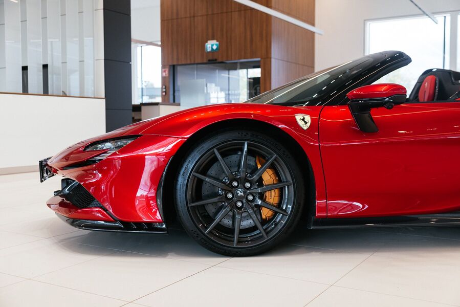 Ferrari SF90 vaihtoauto