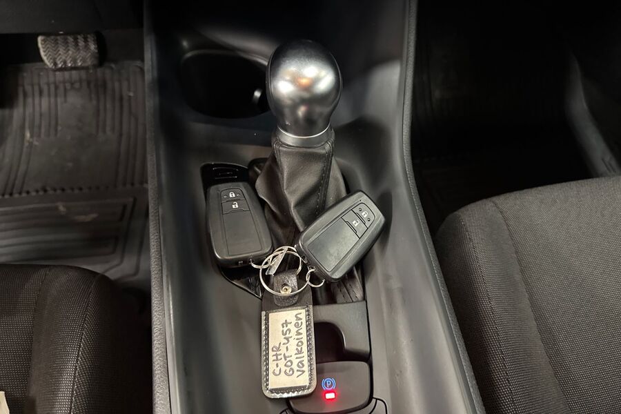 Toyota C-HR vaihtoauto