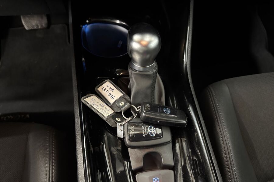 Toyota C-HR vaihtoauto