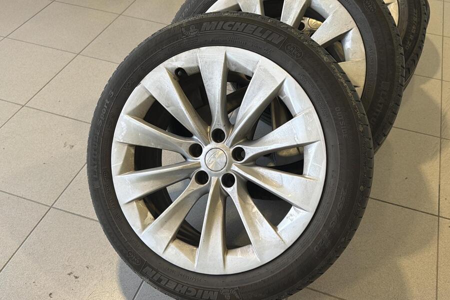 Tesla Model X vaihtoauto