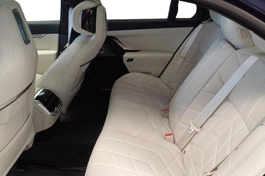 BMW i7 vaihtoauto
