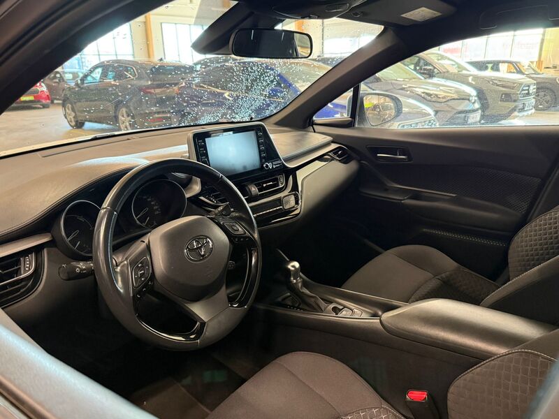 Toyota C-HR vaihtoauto