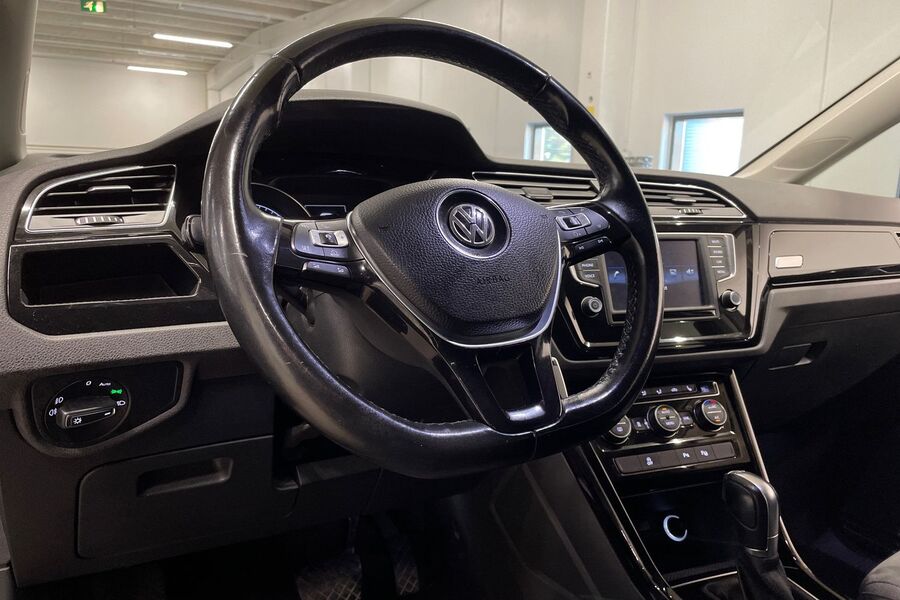 Volkswagen Touran vaihtoauto