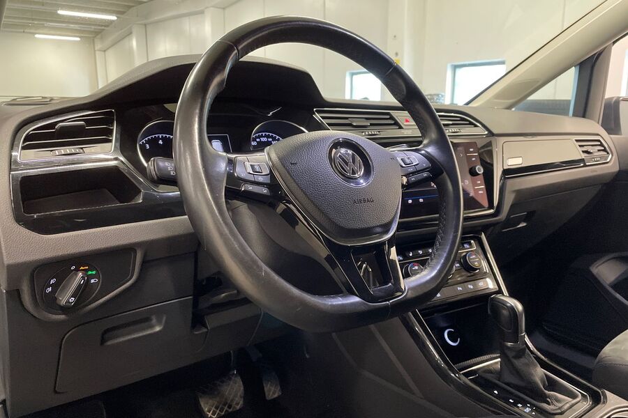 Volkswagen Touran vaihtoauto