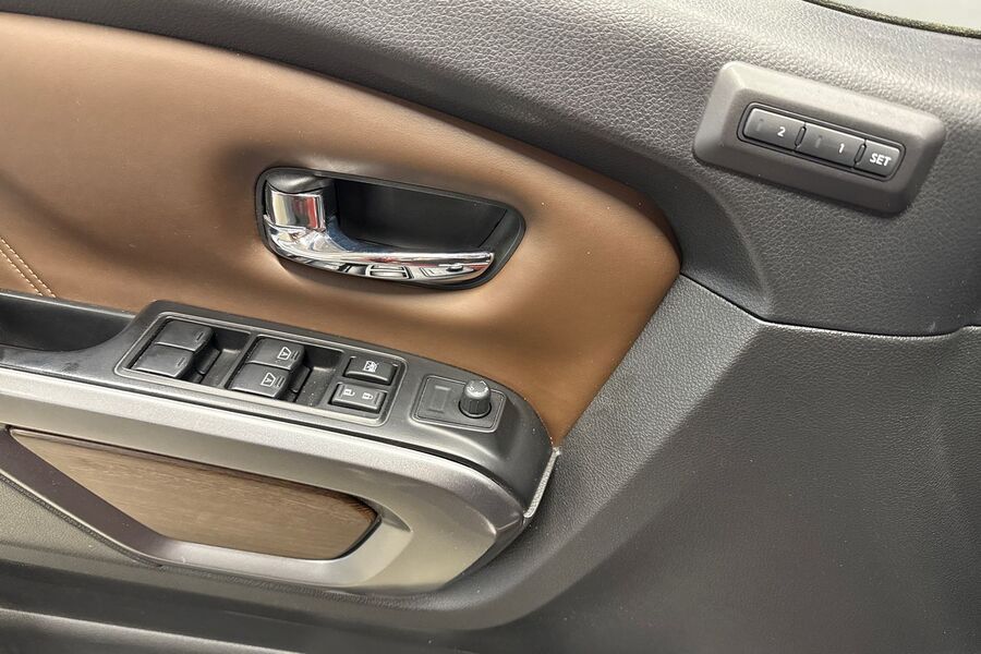 Nissan Titan vaihtoauto