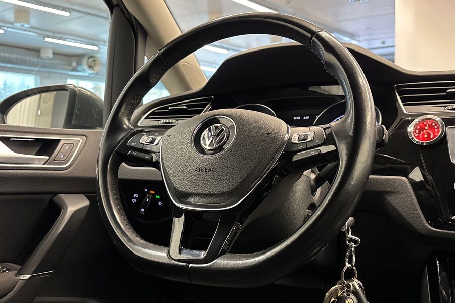 Volkswagen Touran vaihtoauto