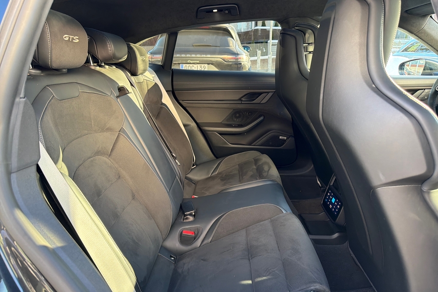 Porsche Taycan vaihtoauto