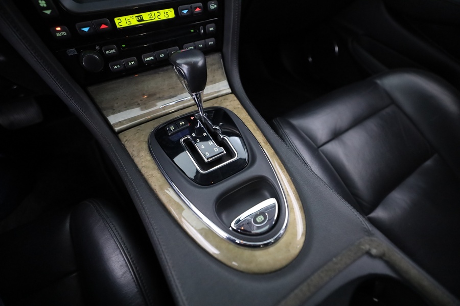 Jaguar XJR vaihtoauto