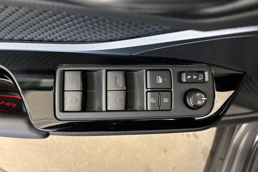 Toyota C-HR vaihtoauto