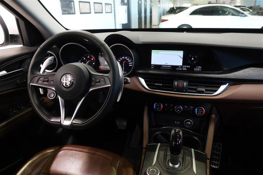 Alfa Romeo Stelvio vaihtoauto