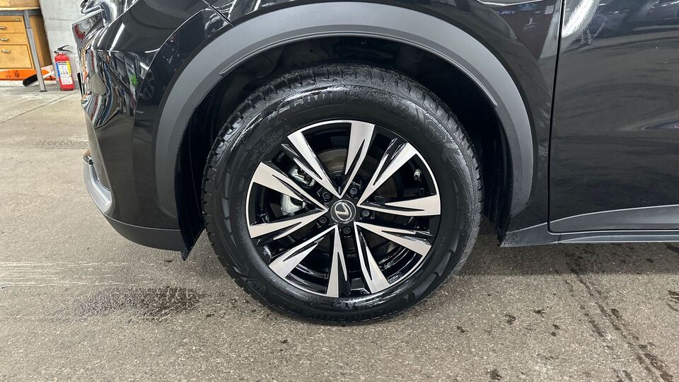 Lexus LBX vaihtoauto