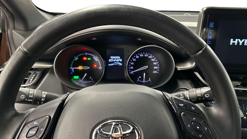 Toyota C-HR vaihtoauto