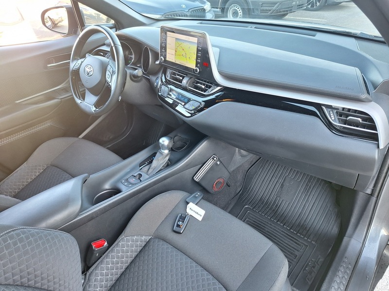 Toyota C-HR vaihtoauto