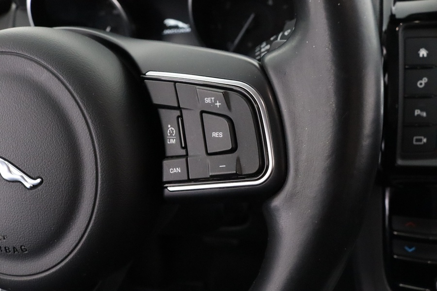 Jaguar F-PACE vaihtoauto