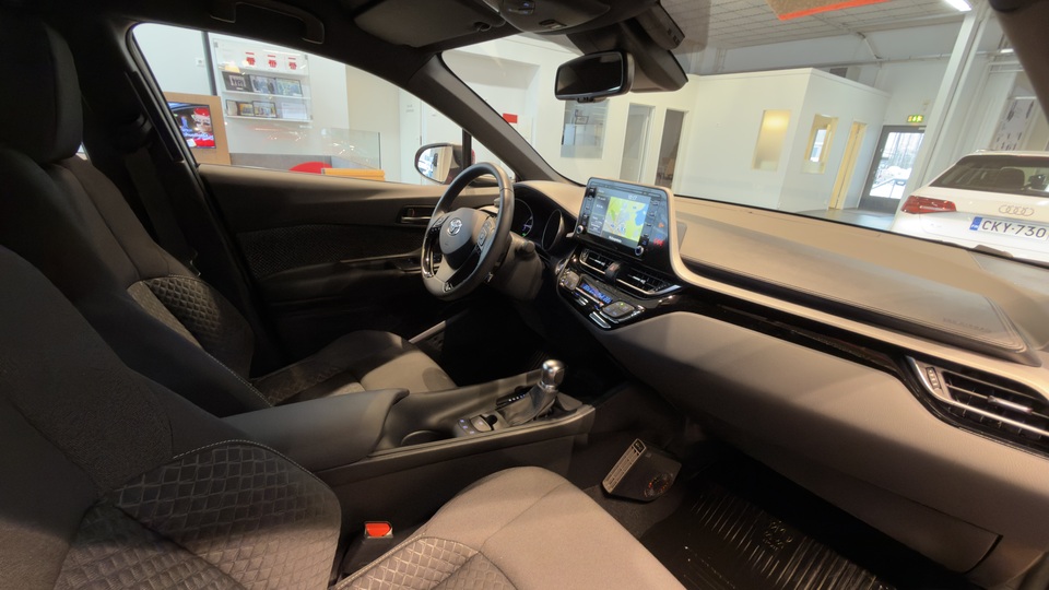 Toyota C-HR vaihtoauto