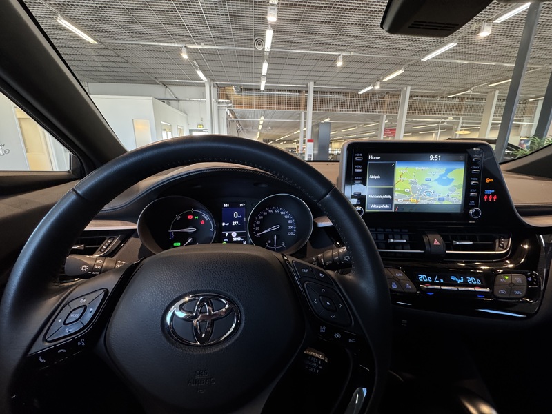 Toyota C-HR vaihtoauto