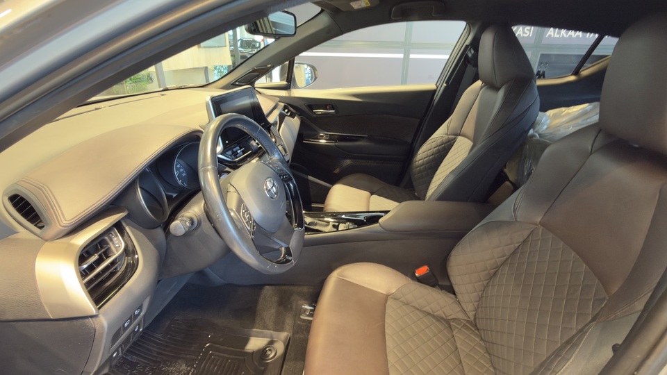 Toyota C-HR vaihtoauto