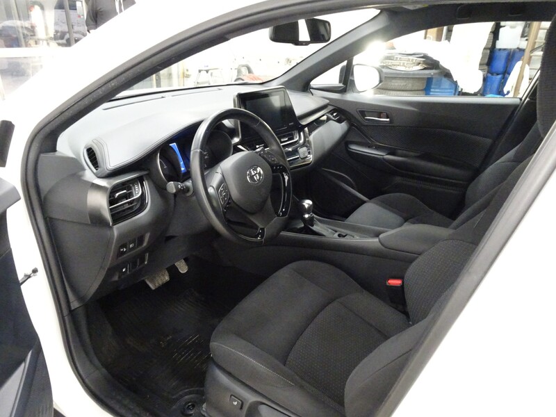 Toyota C-HR vaihtoauto