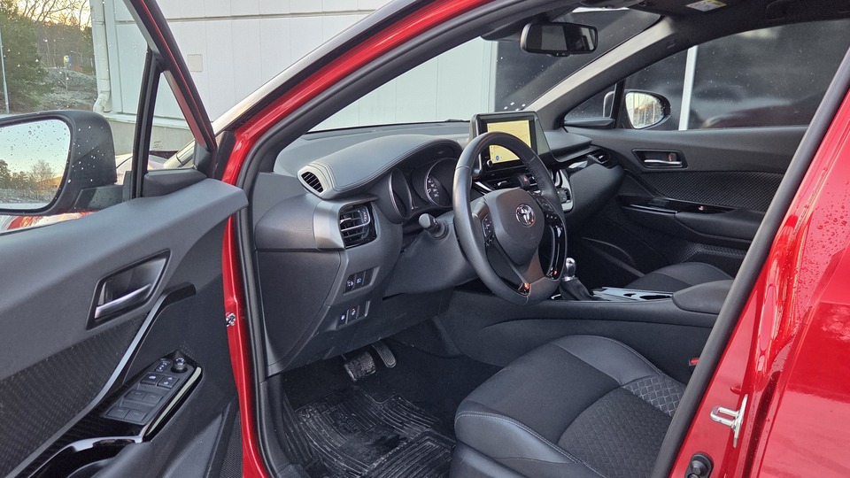 Toyota C-HR vaihtoauto