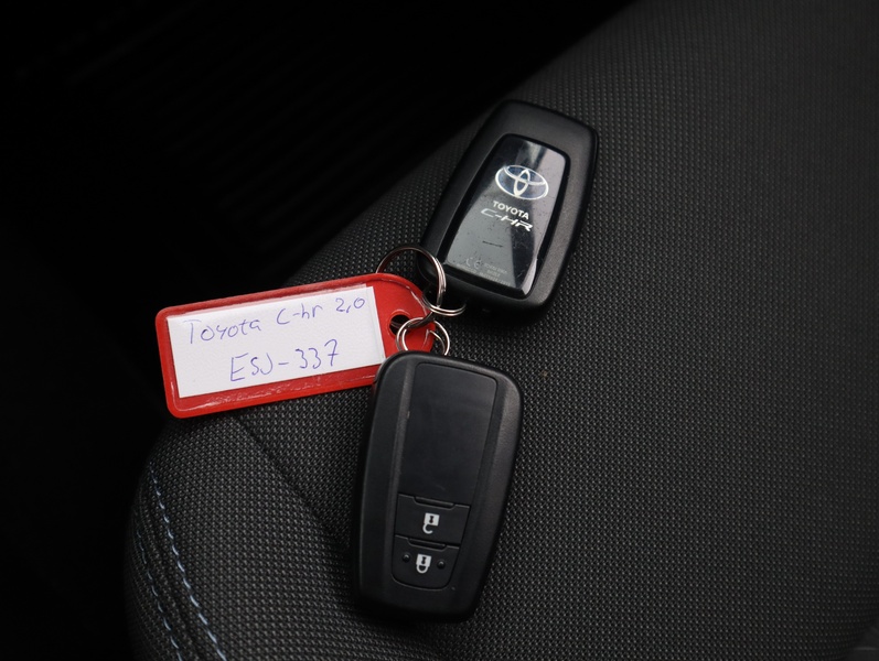 Toyota C-HR vaihtoauto